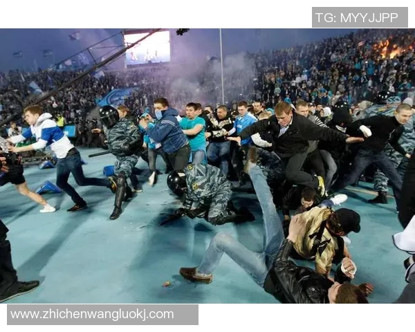 足球流氓与警察激烈对抗现场视频引发热议与讨论 足球流氓与警察激烈对抗现场视频引发热议与讨论