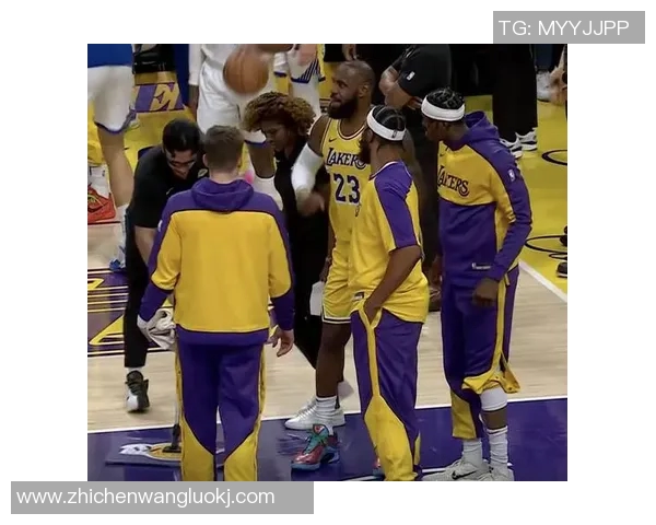 詹姆斯在勇士对骑士的比赛中上演惊天爆扣引发全场沸腾 詹姆斯在勇士对骑士的比赛中上演惊天爆扣引发全场沸腾